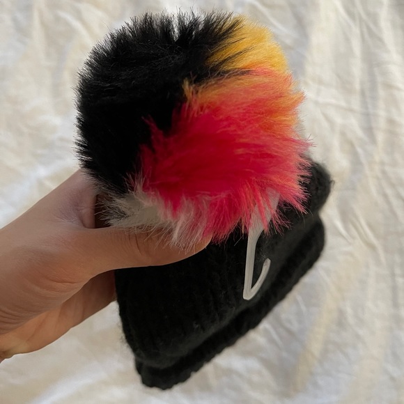 NWT GAP FUR POM POM TUQUE BEANIE - Picture 2 of 3